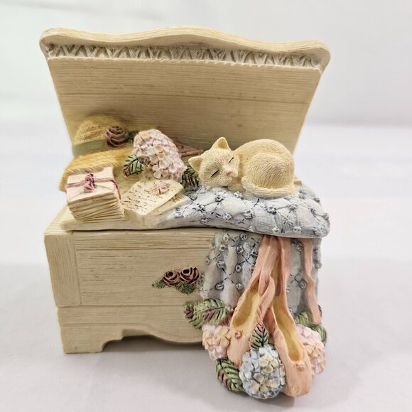 Vintage 1997 FIGI Hope Chest Box Hinged Sleeping Cat Trinket Box Home Décor - Picture 15 of 16